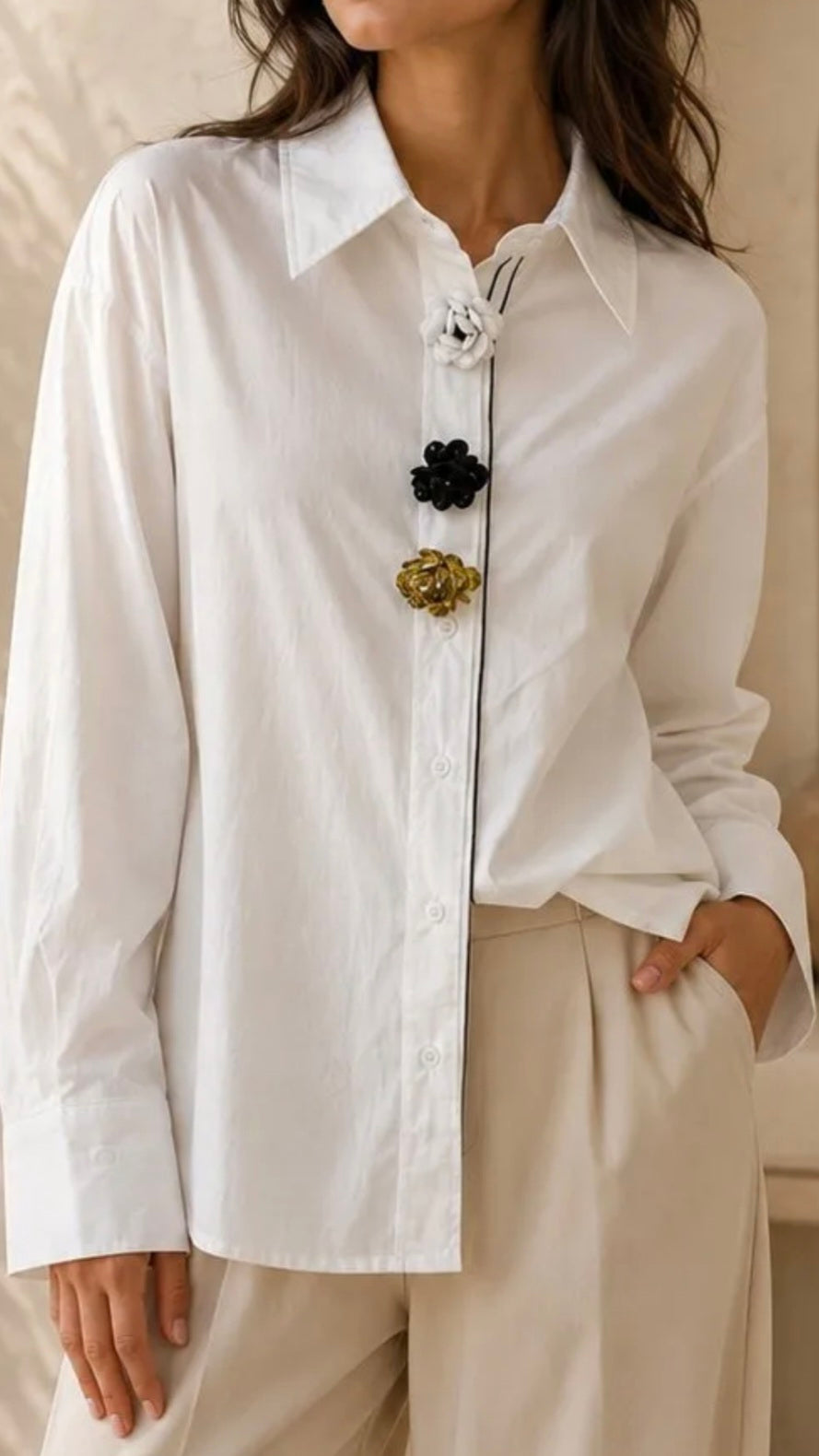 Camisa Blanca de Algodón Elegante con Flores de Joya