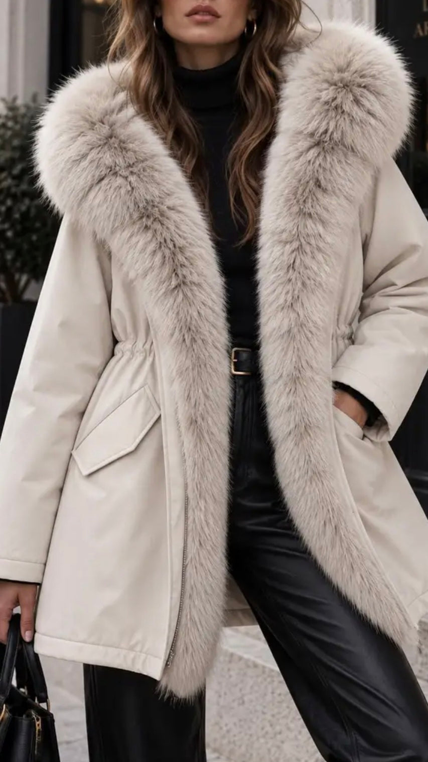 Chaqueta con cuello de piel sintética