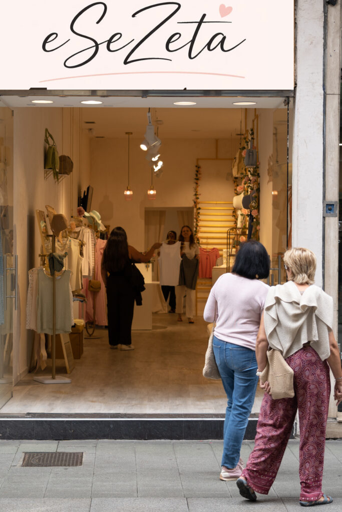 Vista general del exterior de eSeZeta tienda de ropa, complementos y cosmética en Gijón.